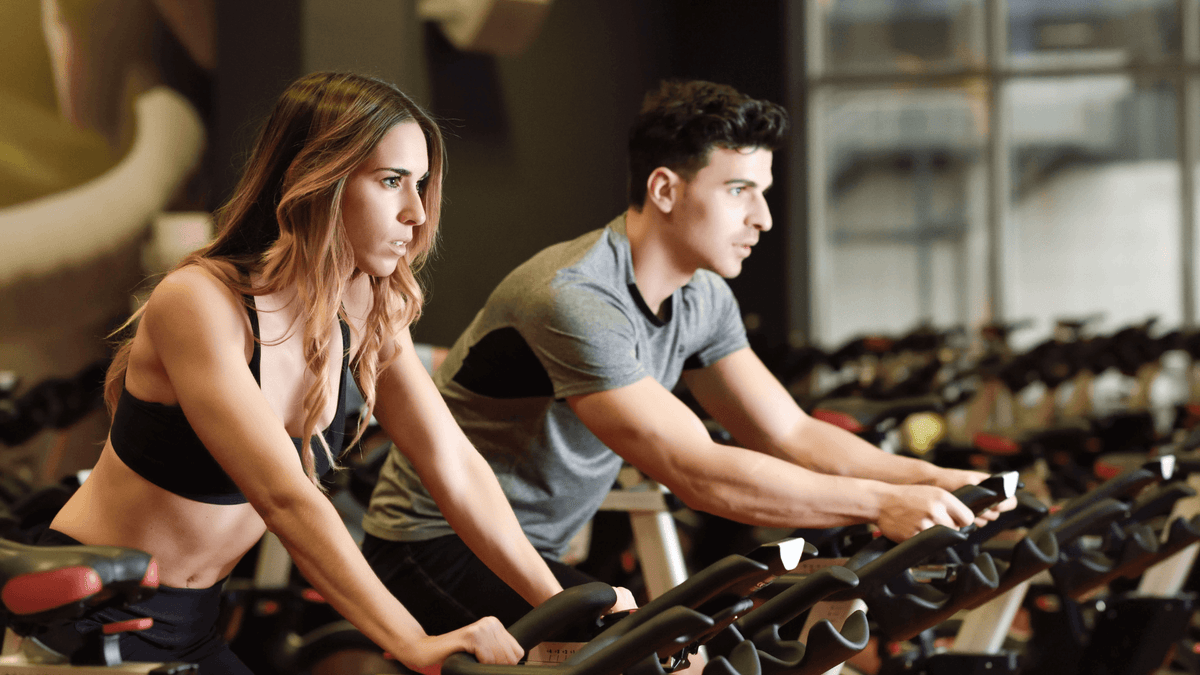 Cuplu pedaland bicicleta fitness spinning