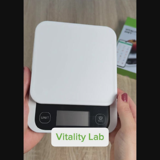 Daca vrei sa ai o dieta sanatoasa iti recomand cantarul de bucatarie inteligent de la VitalityLab. Acest cantar de conecteaza usor la aplicatia mobila disponibila pentru iOS si Android. Ofera 24 de indici nutritionali inclusiv calorii, proteine, grasimi si carbohidrati. Cu o baza de date extinsa vei gasi informatii despre o gama larga de alimente de la cele obisnuite la cele mai exocite. Se integreaza cu apple health si fitbit. Ergonomic si durabil, perfect pentru un stil de viata activ.