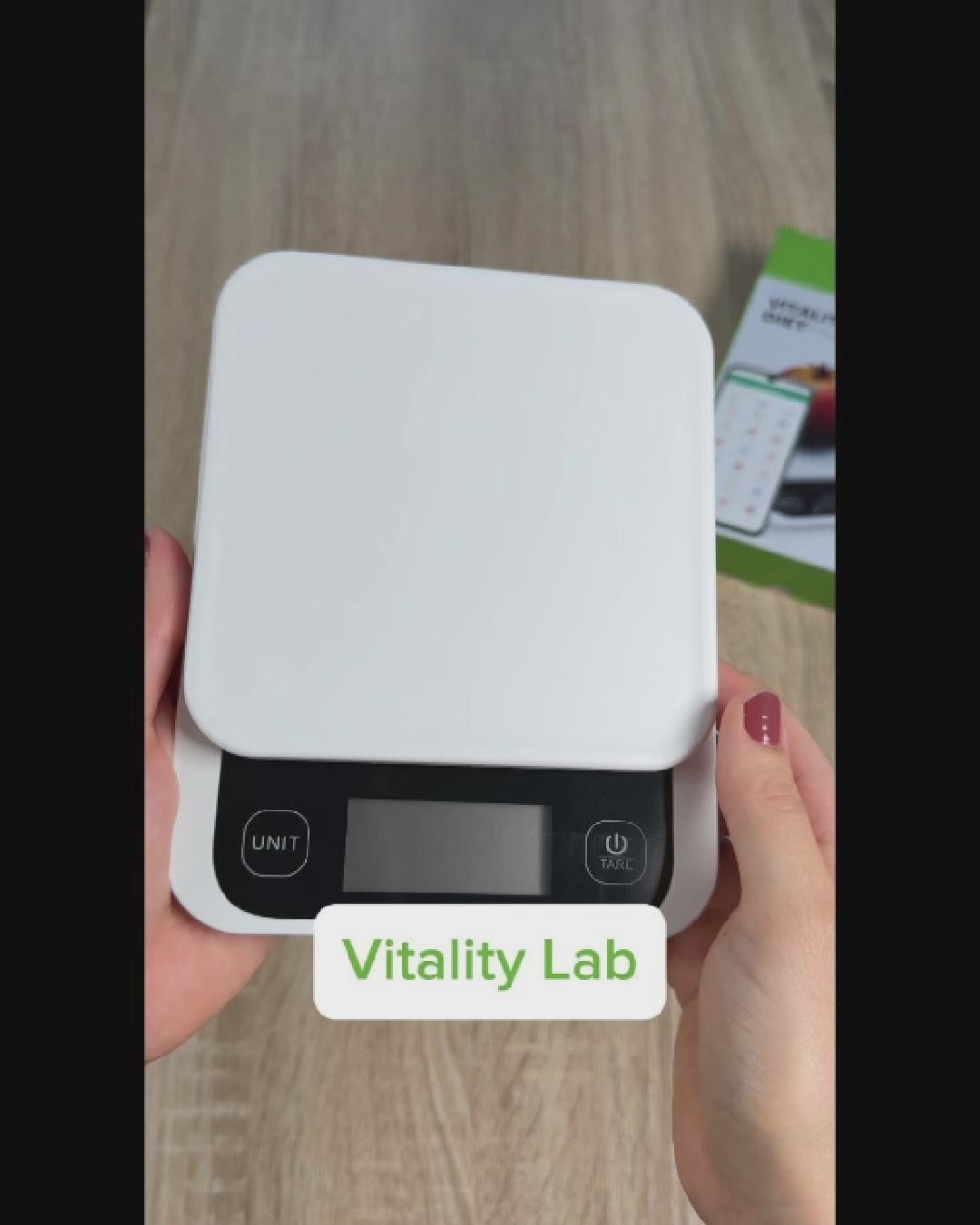 Daca vrei sa ai o dieta sanatoasa iti recomand cantarul de bucatarie inteligent de la VitalityLab. Acest cantar de conecteaza usor la aplicatia mobila disponibila pentru iOS si Android. Ofera 24 de indici nutritionali inclusiv calorii, proteine, grasimi si carbohidrati. Cu o baza de date extinsa vei gasi informatii despre o gama larga de alimente de la cele obisnuite la cele mai exocite. Se integreaza cu apple health si fitbit. Ergonomic si durabil, perfect pentru un stil de viata activ.